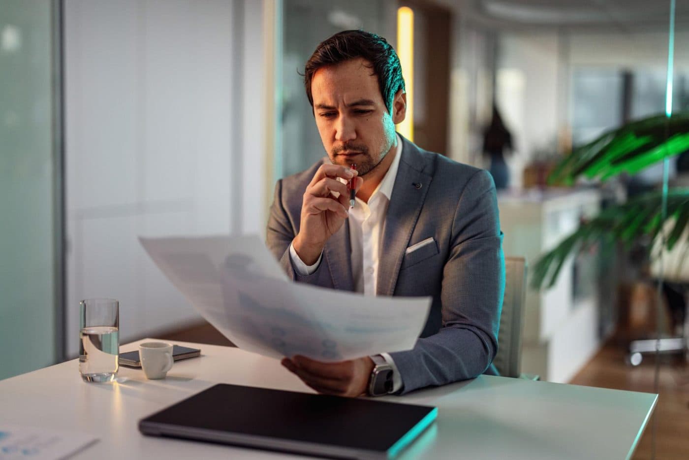 Entrepreneur relisant l'analyse de son projet