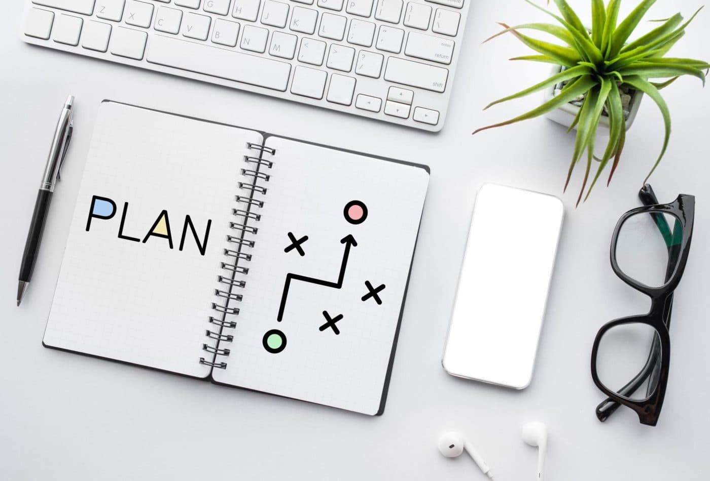 Plan de structuration d'une entreprise posé sur un bureau